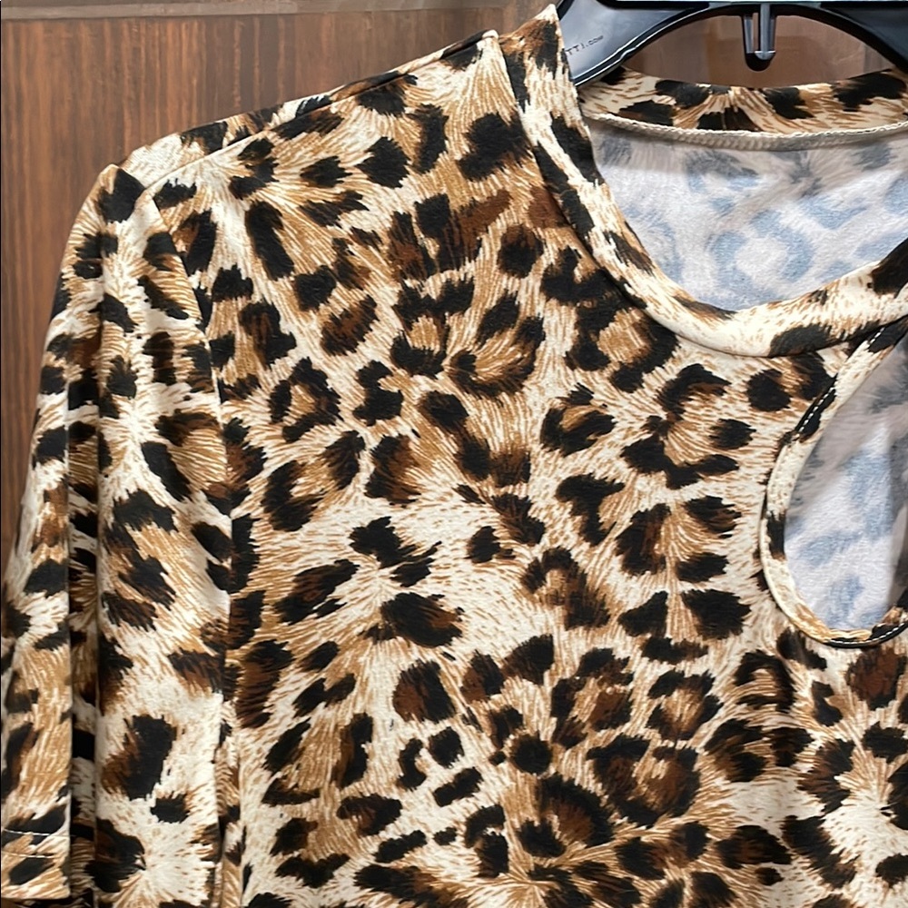 Leopard Print Cut-Out Top - Picture 3 of 5